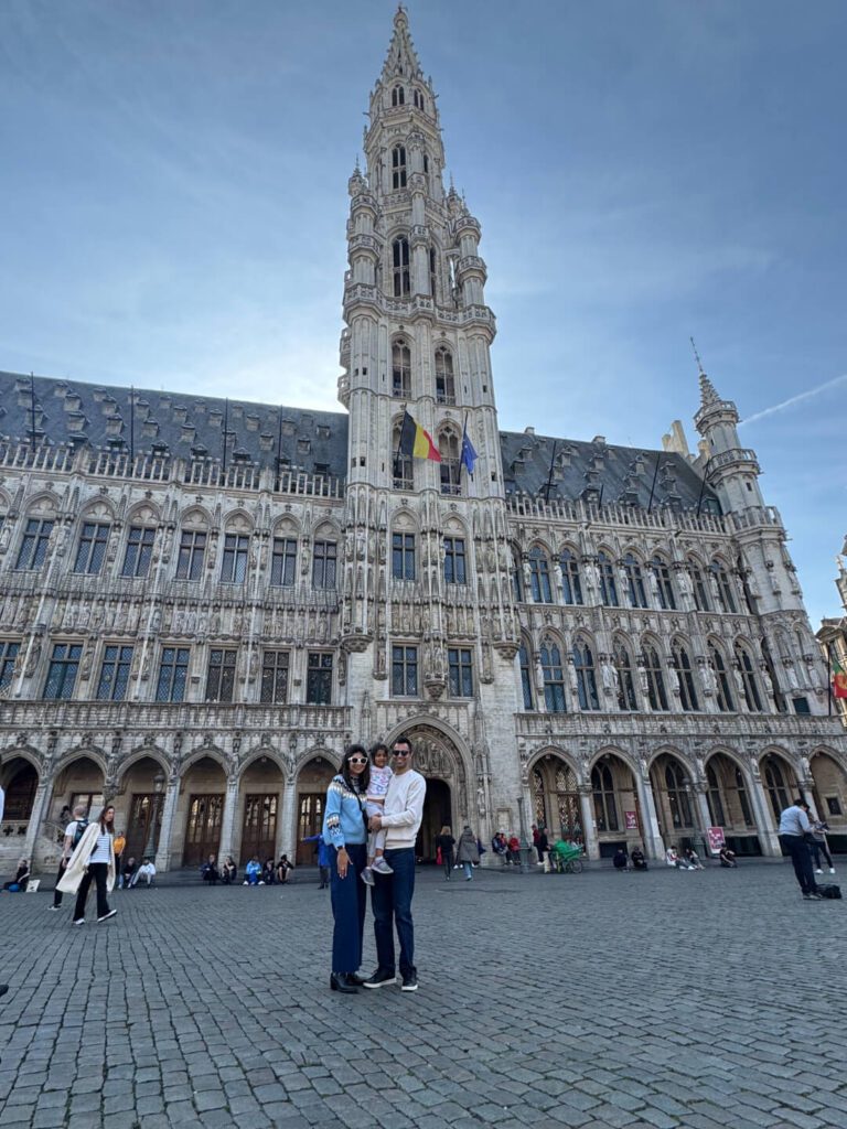 Family picture with the Brussel Building