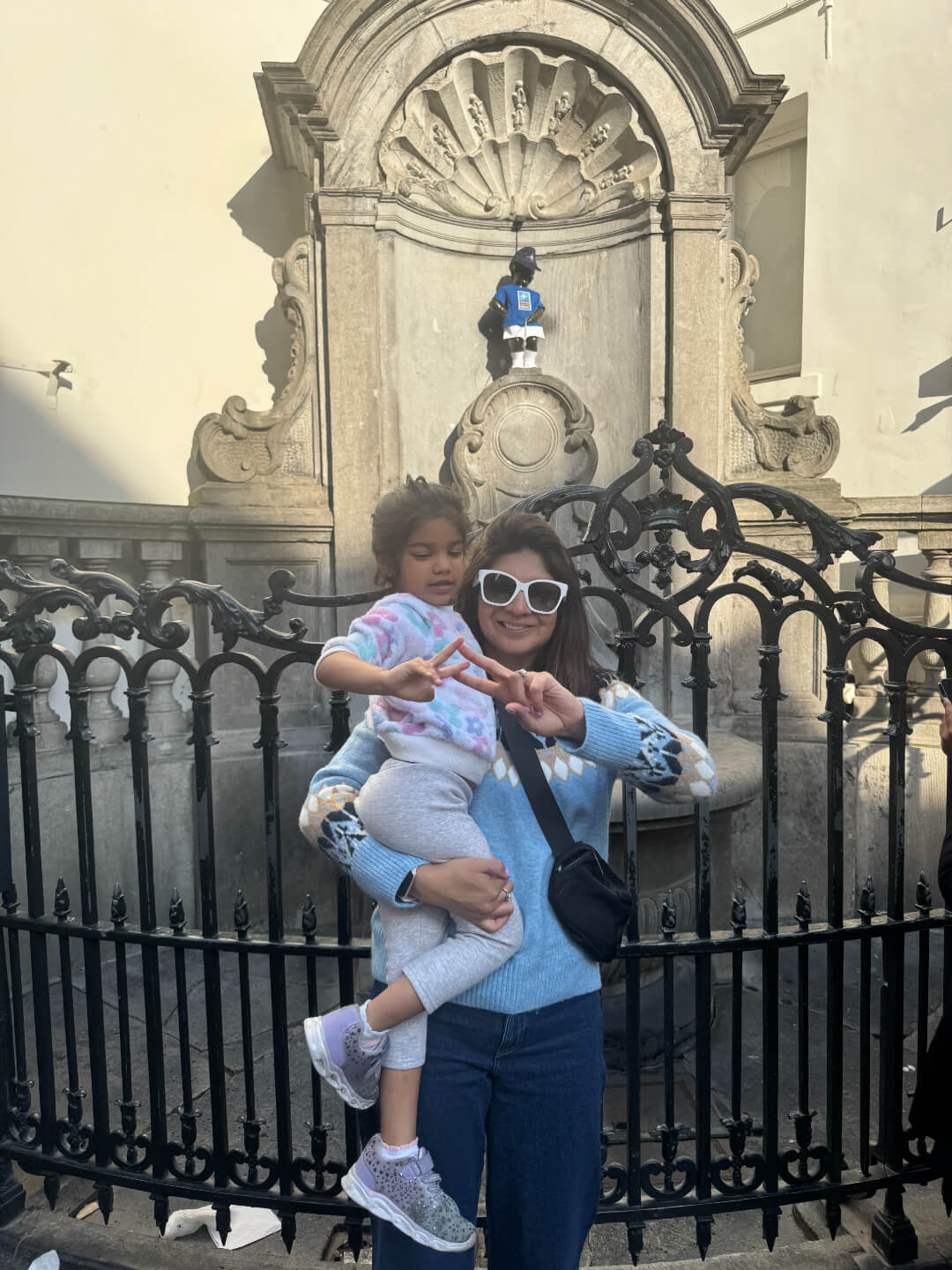 A mother and her daughter taking a picture in Brussel